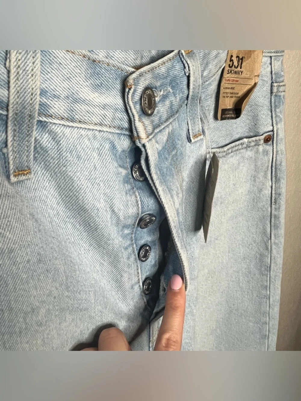 NEW‎ Levi’s 501 Original Fit Light Wash Jeans 29x28 Distressed Straight Leg NWT
